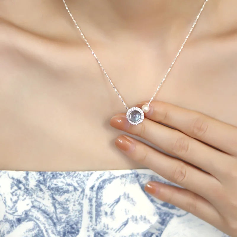 قلادة من الفضة الإسترلينية عيار 925 مرصعة بالزركون الأزرق مع سلسلة من اللؤلؤ اللامع على شكل عظمة الترقوة مناسبة لتقديمها كهدية لصديقتك