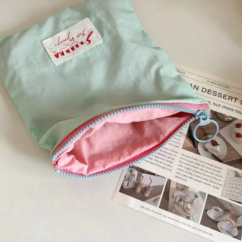 Sac à cosmétiques en toile.