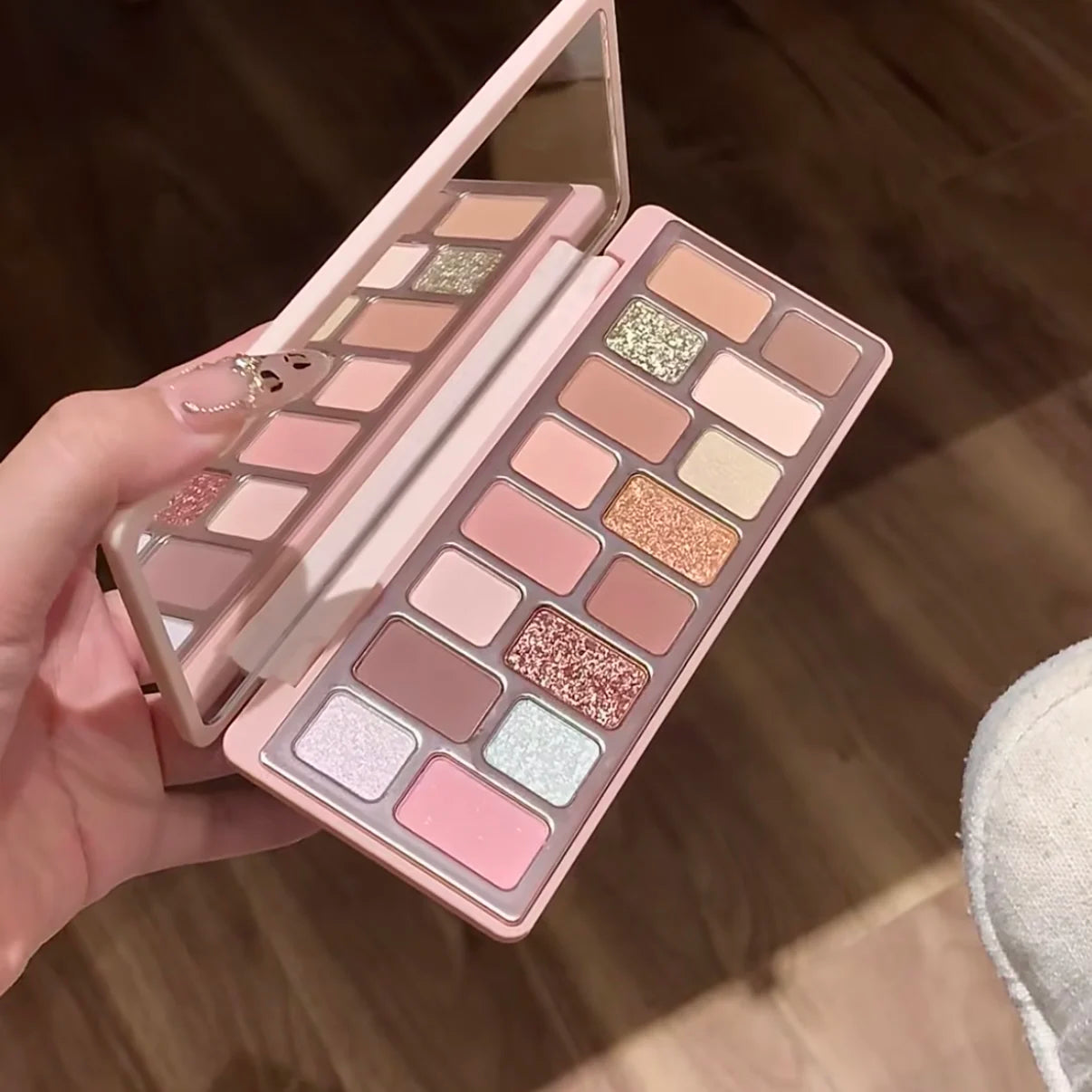 Qianyan Cheeryep 16 Color Eyeshadow Palette Glitter Chameleon Matte Pearlescent Flash Plate Cowherd Sequins