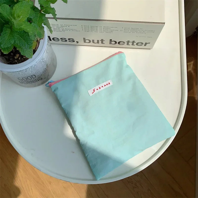 Sac à cosmétiques en toile.