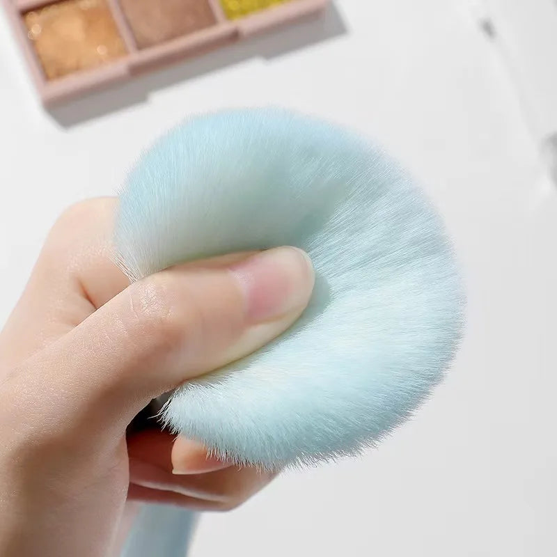 Un ensemble complet d’outils de maquillage comprenant 7 pinceaux de maquillage colorés