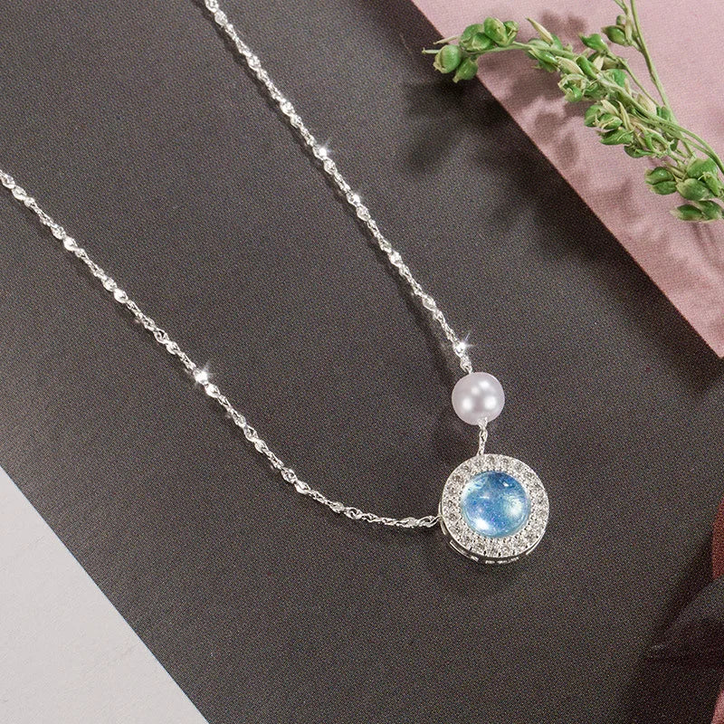 قلادة من الفضة الإسترلينية عيار 925 مرصعة بالزركون الأزرق مع سلسلة من اللؤلؤ اللامع على شكل عظمة الترقوة مناسبة لتقديمها كهدية لصديقتك