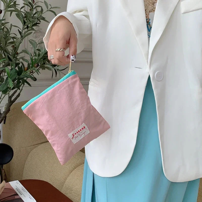 Sac à cosmétiques en toile.