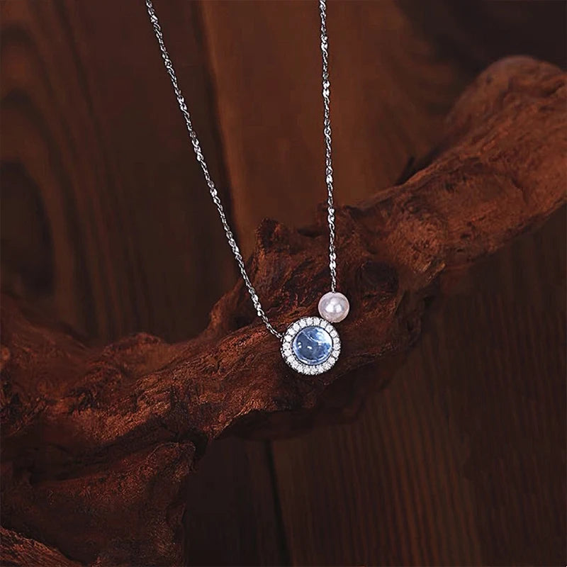 قلادة من الفضة الإسترلينية عيار 925 مرصعة بالزركون الأزرق مع سلسلة من اللؤلؤ اللامع على شكل عظمة الترقوة مناسبة لتقديمها كهدية لصديقتك