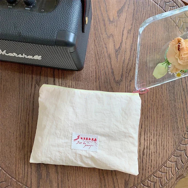 Sac à cosmétiques en toile.