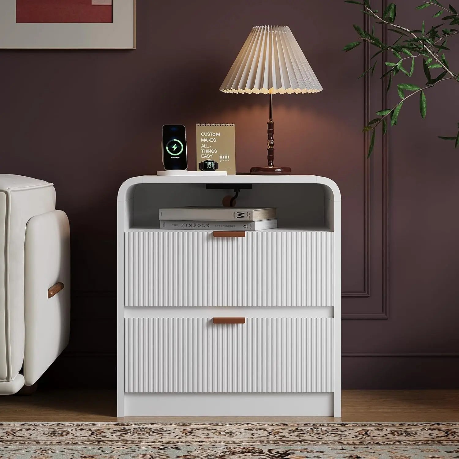 Table de chevet cannelée avec station de recharge, table d'appoint en bois avec 2 tiroirs de rangement, design à profil incurvé, armoire de chevet moderne