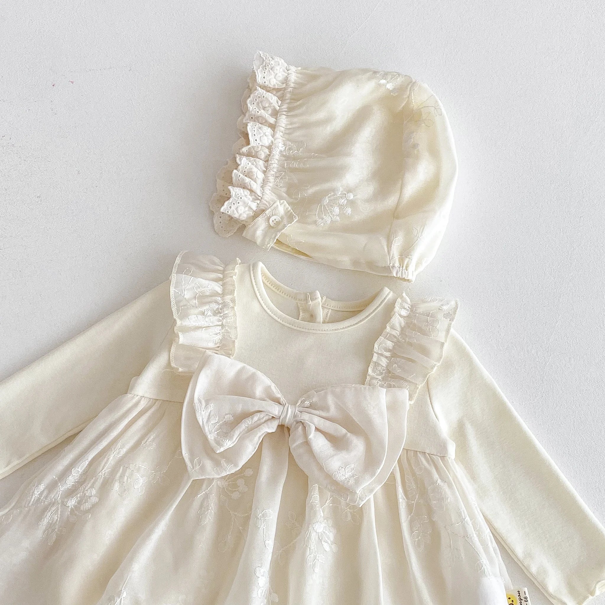 A cute and sweet autumn long-sleeved gauze fake two-piece triangular one-piece dress for a baby girl with a suspender skirt and