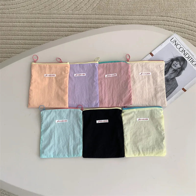 Sac à cosmétiques en toile.