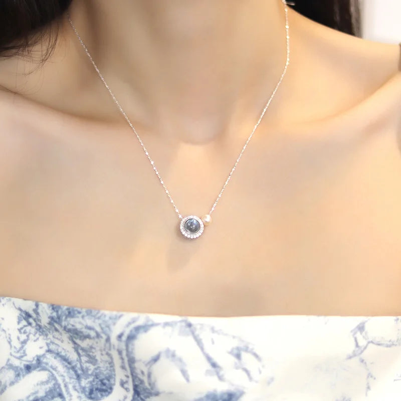 قلادة من الفضة الإسترلينية عيار 925 مرصعة بالزركون الأزرق مع سلسلة من اللؤلؤ اللامع على شكل عظمة الترقوة مناسبة لتقديمها كهدية لصديقتك