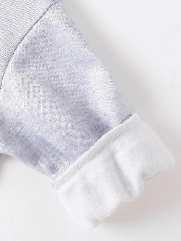 A cute two-piece set of cartoon tiger printed fleece with sweatshirt and sweatpants for baby boys and toddlers in spring and aut