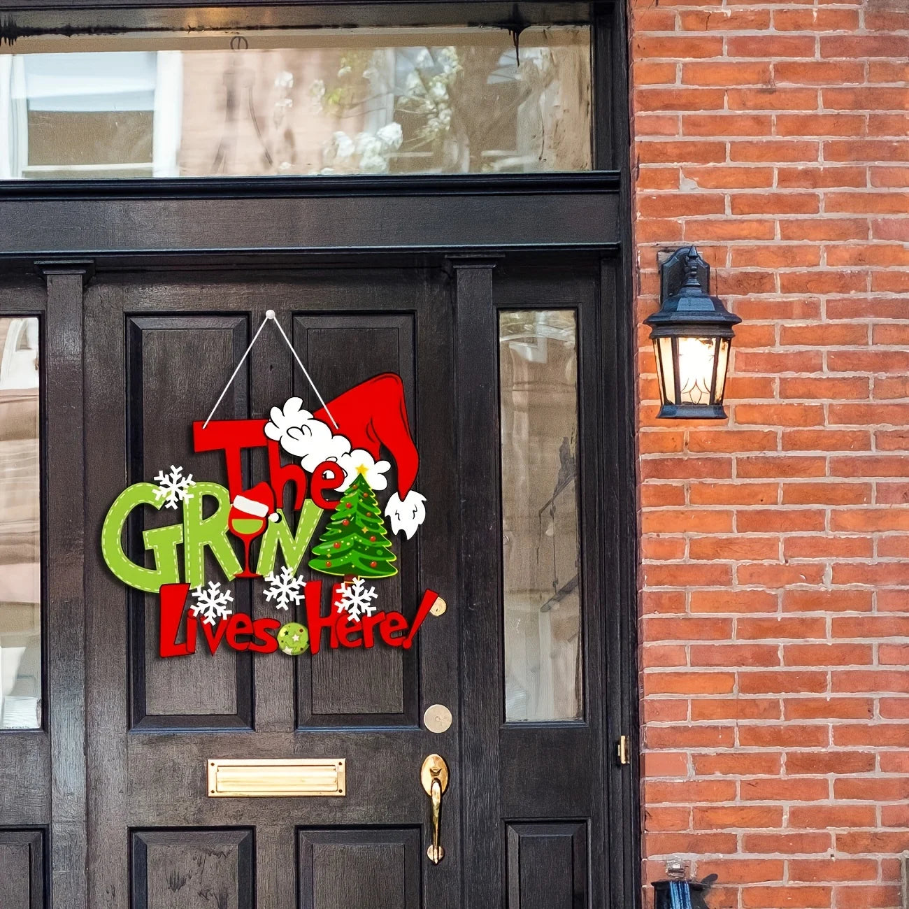 Christmas "The Grinch Lives Here" Decor Sign, 30cm×25.3cm Festive Wall Art with Santa Hat & Tree, Funny Holiday Home Decoration