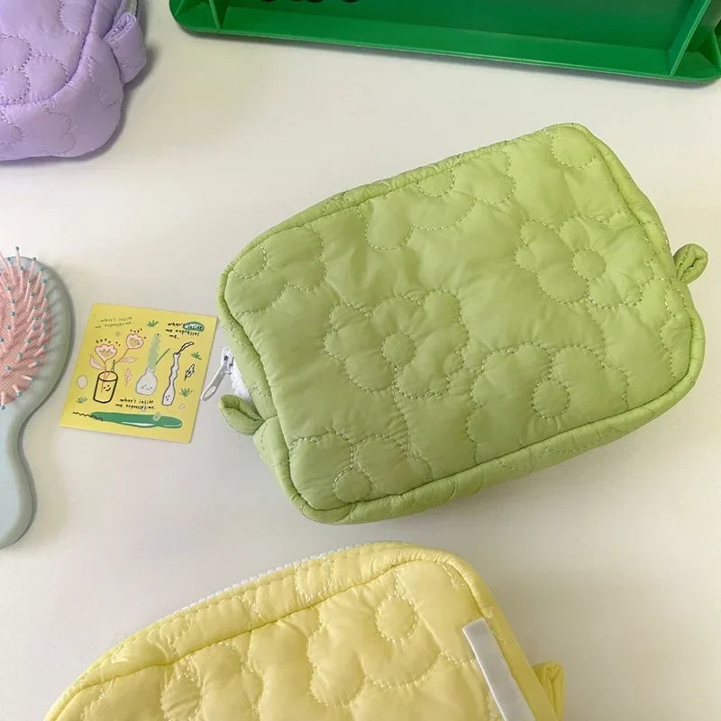 Cute Cosmetic Storage Bag Quilted Flowers Design Cosmetic Bag Soft Comfortable Makeup Bag for Lipstick Tissue Jewelry Pouch
