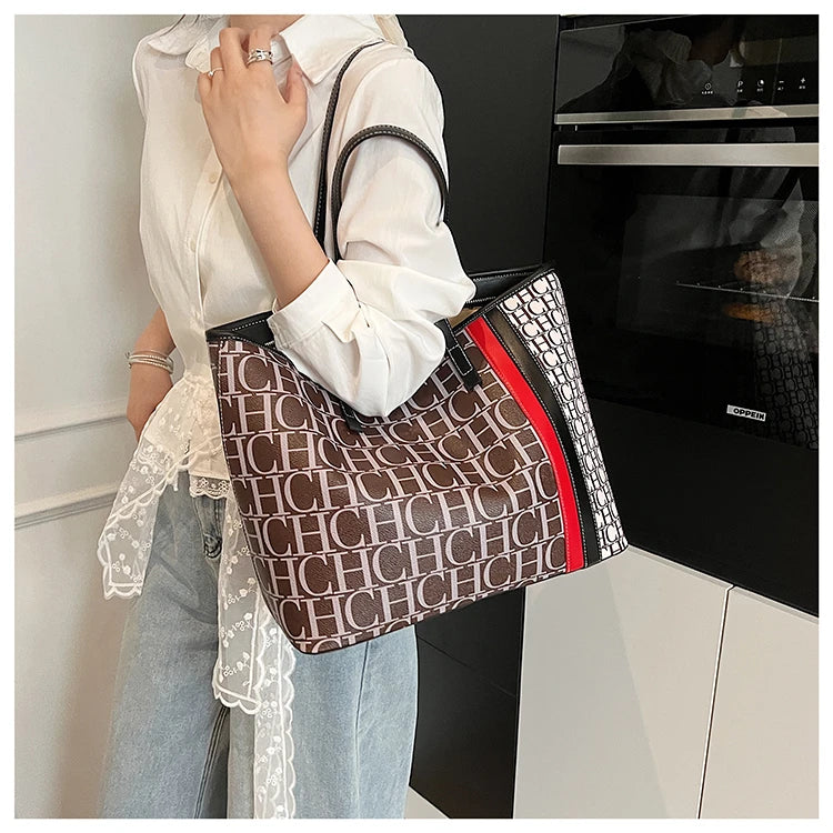 Elegant Women's Messenger Bag with Fine Leather Classic Paris Modern Commuter Daily Design