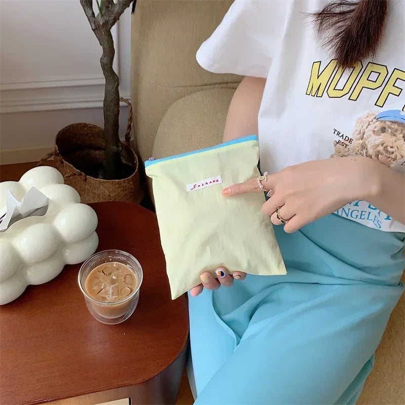 Sac à cosmétiques en toile.