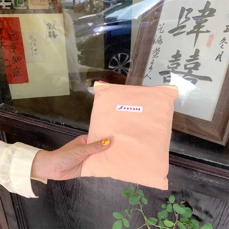 Sac à cosmétiques en toile.