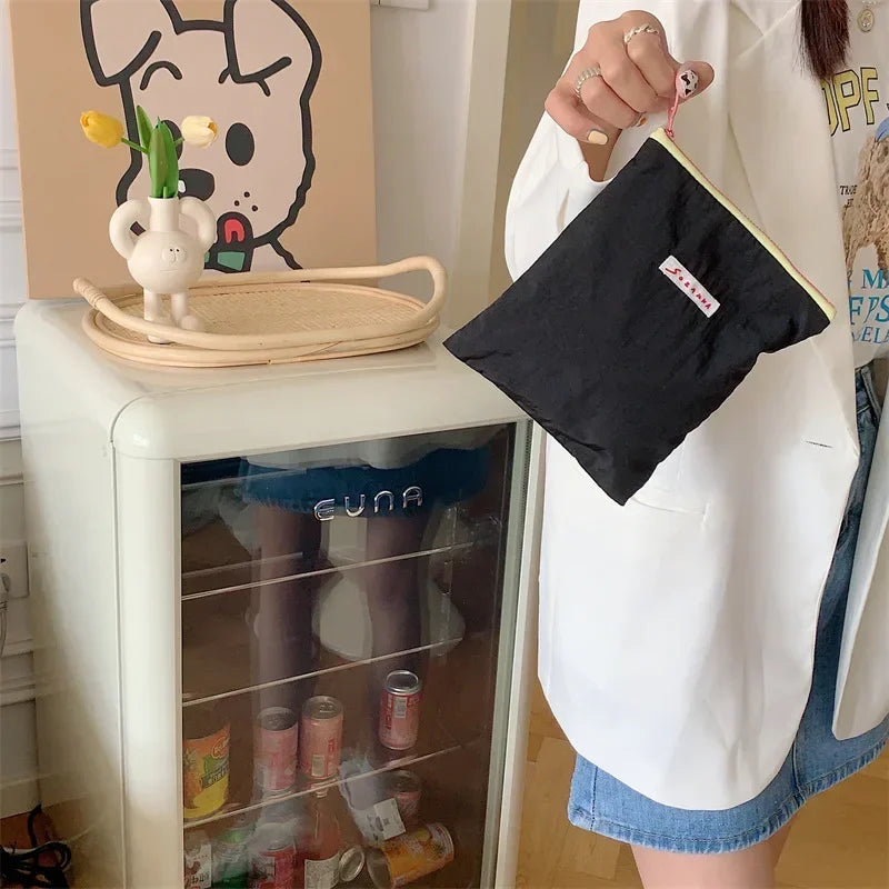 Sac à cosmétiques en toile.