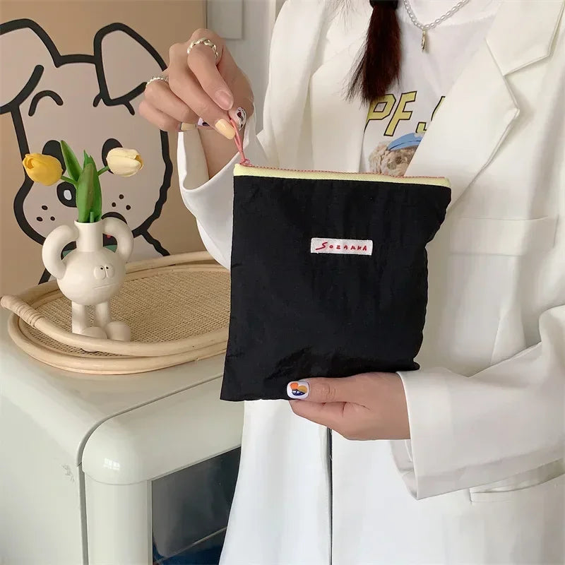 Sac à cosmétiques en toile.