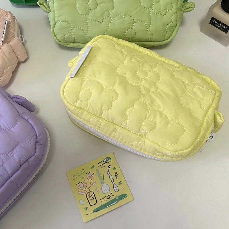 Cute Cosmetic Storage Bag Quilted Flowers Design Cosmetic Bag Soft Comfortable Makeup Bag for Lipstick Tissue Jewelry Pouch