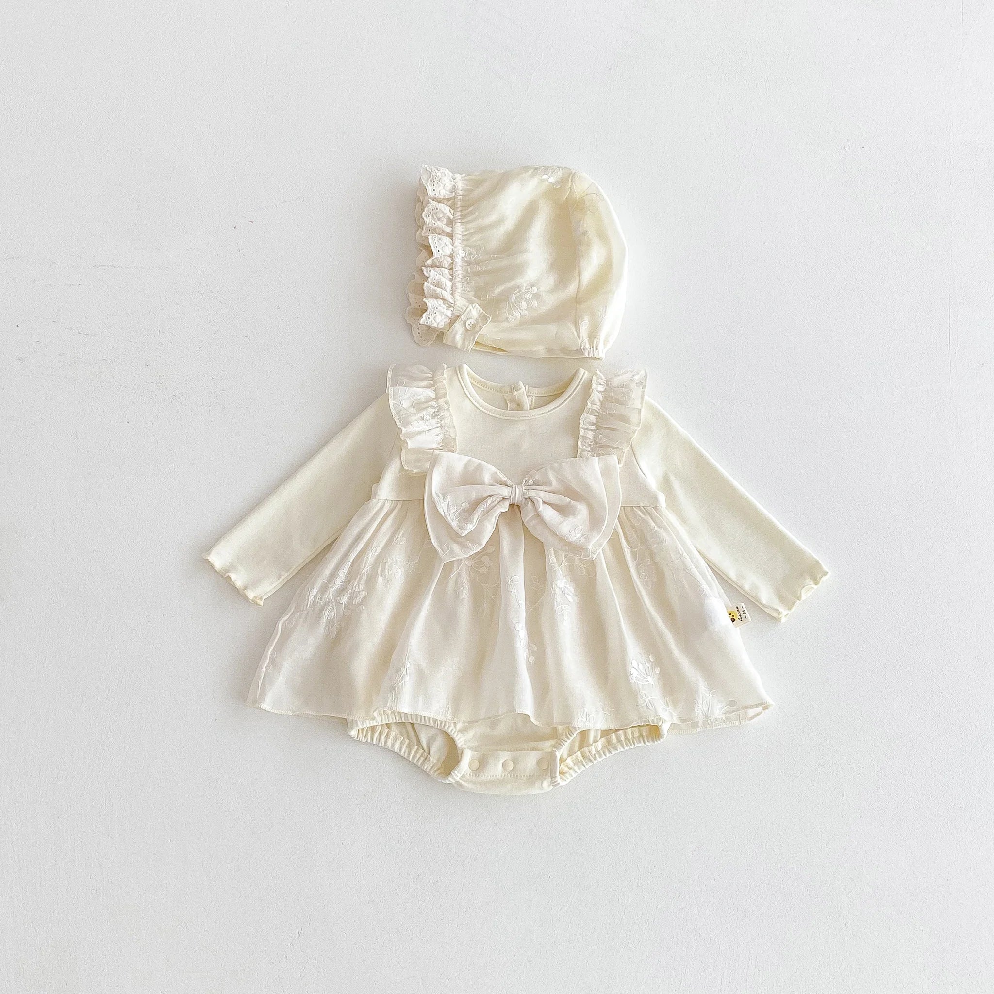 A cute and sweet autumn long-sleeved gauze fake two-piece triangular one-piece dress for a baby girl with a suspender skirt and